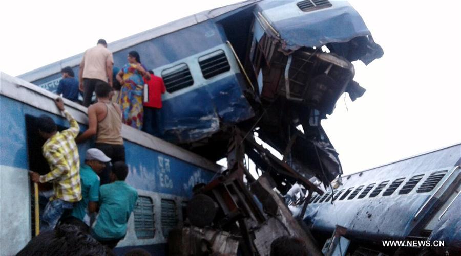 Acidente de trem na índia mata 23 pessoas