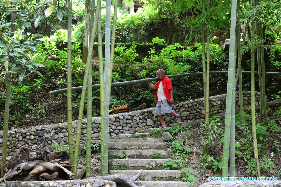 Fabrica??o de jangadas de bambu reaparece em Guizhou