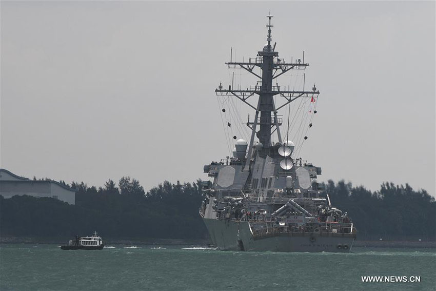 Colis?o do contratorpedeiro dos EUA com navio de carga suscita preocupa??es de seguran?a