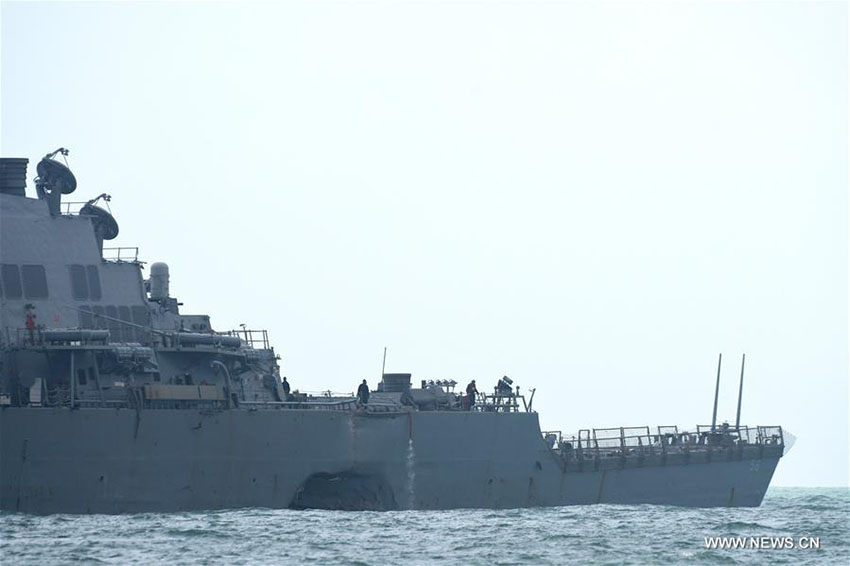 Colis?o do contratorpedeiro dos EUA com navio de carga suscita preocupa??es de seguran?a