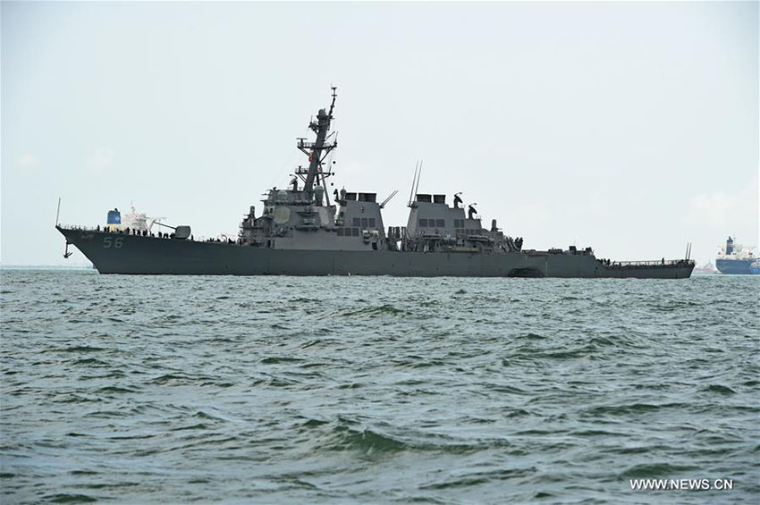 Colis?o do contratorpedeiro dos EUA com navio de carga suscita preocupa??es de seguran?a