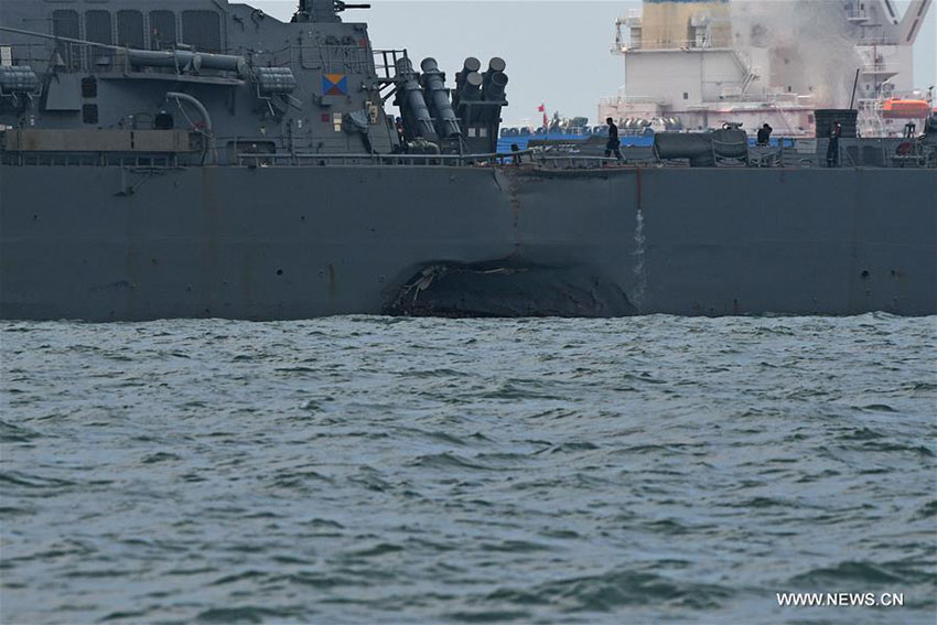 Colis?o do contratorpedeiro dos EUA com navio de carga suscita preocupa??es de seguran?a