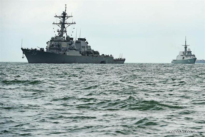 Colis?o do contratorpedeiro dos EUA com navio de carga suscita preocupa??es de seguran?a