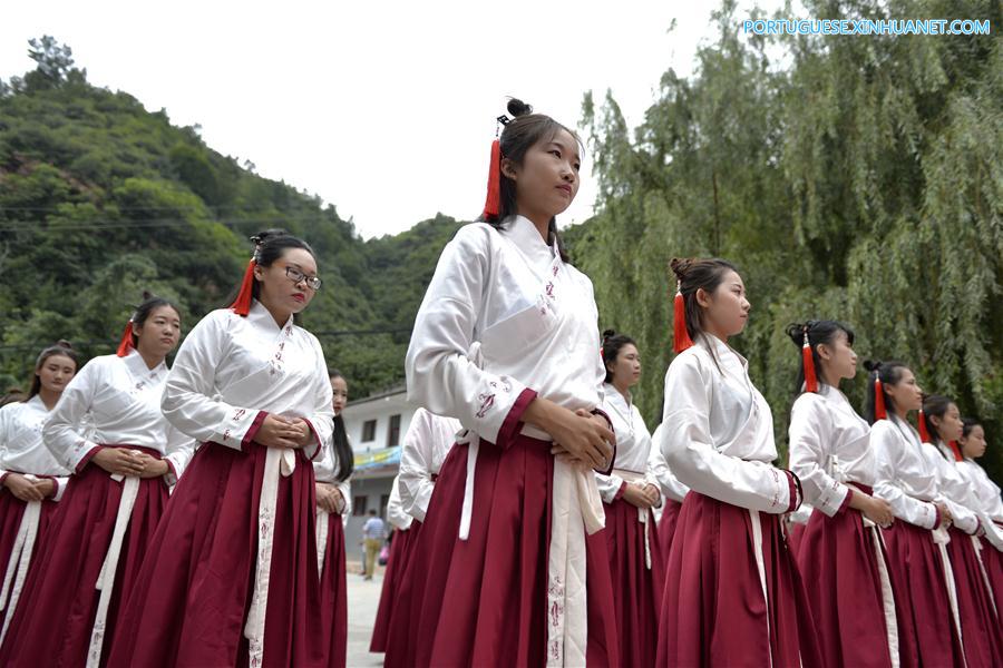 Garotas participam de cerim?nia que celebra a chegada da idade adulta em Hebei