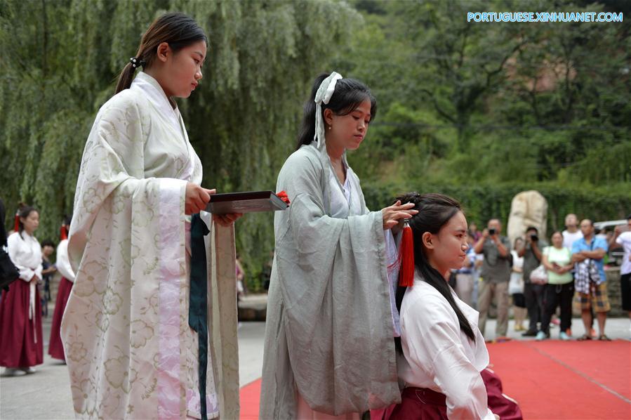 Garotas participam de cerim?nia que celebra a chegada da idade adulta em Hebei