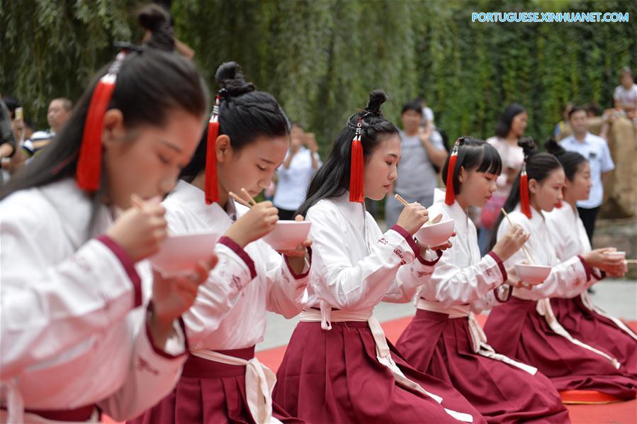 Garotas participam de cerim?nia que celebra a chegada da idade adulta em Hebei