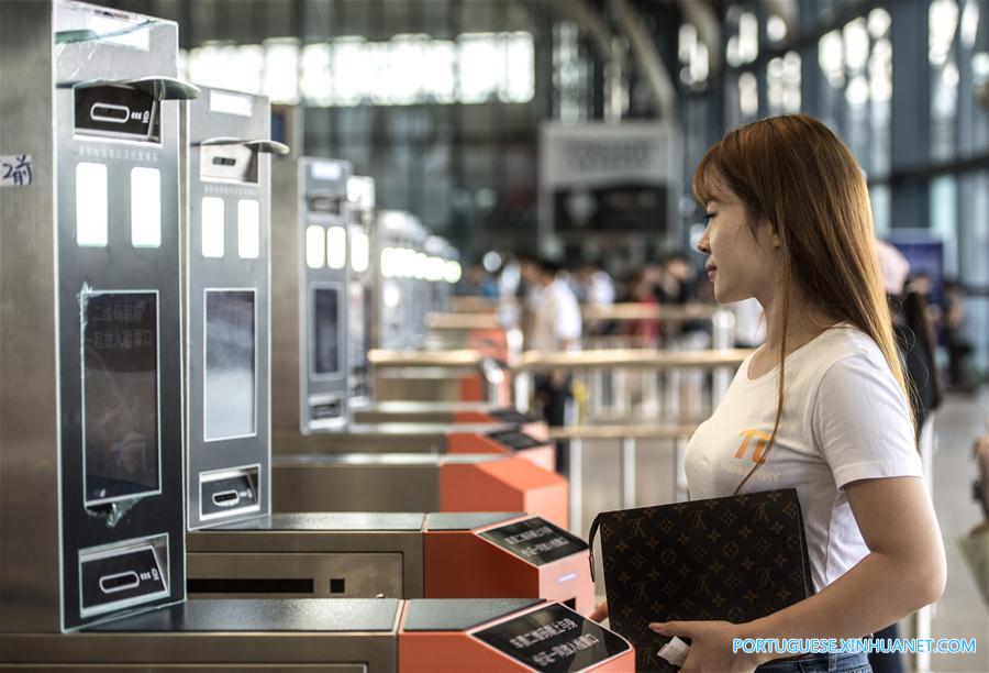 Dispositivos de reconhecimento facial s?o instalados na esta??o ferroviária de Wuhan