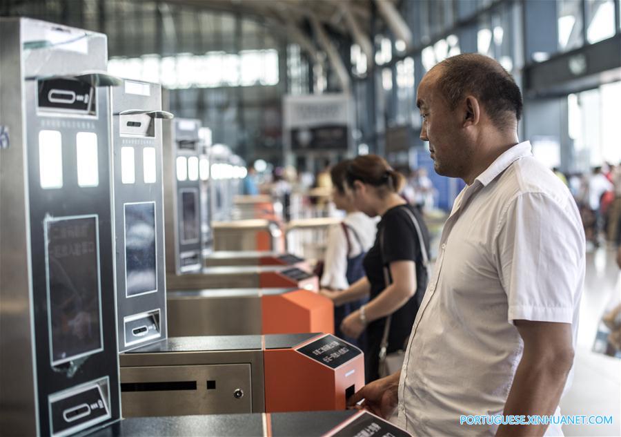 Dispositivos de reconhecimento facial s?o instalados na esta??o ferroviária de Wuhan