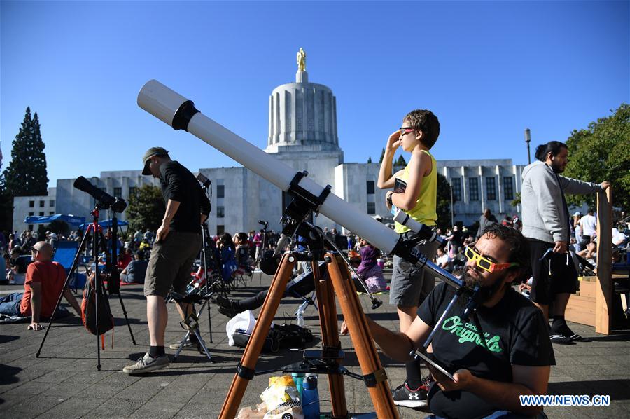 Empresas americanas podem perder 700 milh?es de dólares enquanto trabalhadores observam eclipse solar