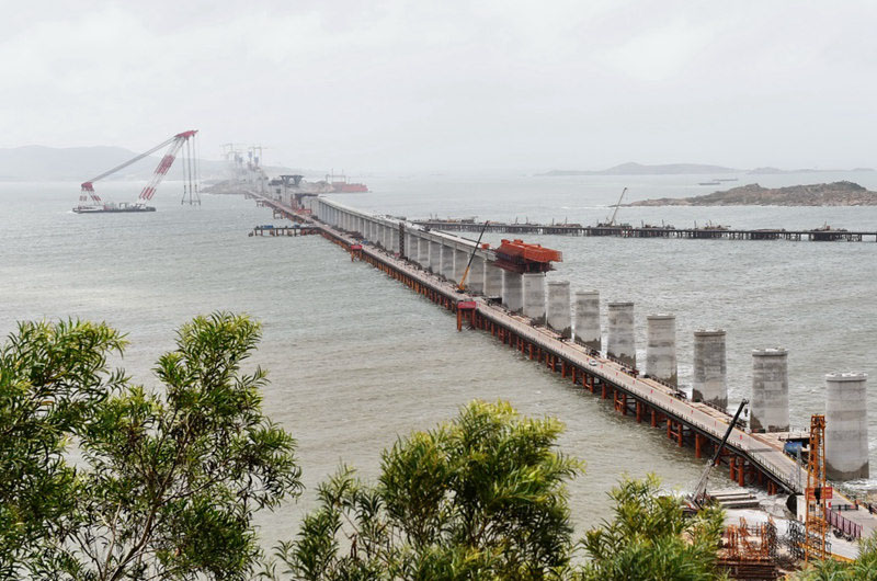 Primeiras vigas de a?o instaladas na ponte rodoferroviária sobre Estreito Pingtan