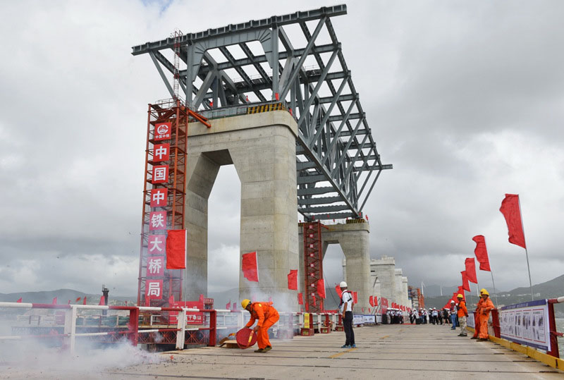 Primeiras vigas de a?o instaladas na ponte rodoferroviária sobre Estreito Pingtan