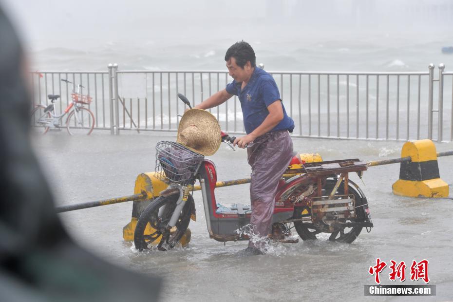 Tuf?o Hato chega ao sul da China