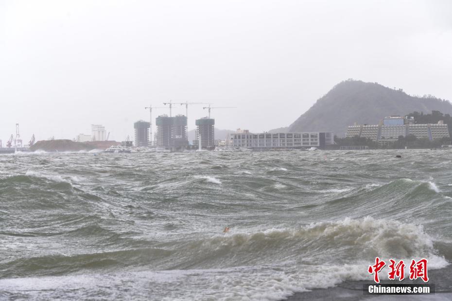 Tuf?o Hato chega ao sul da China