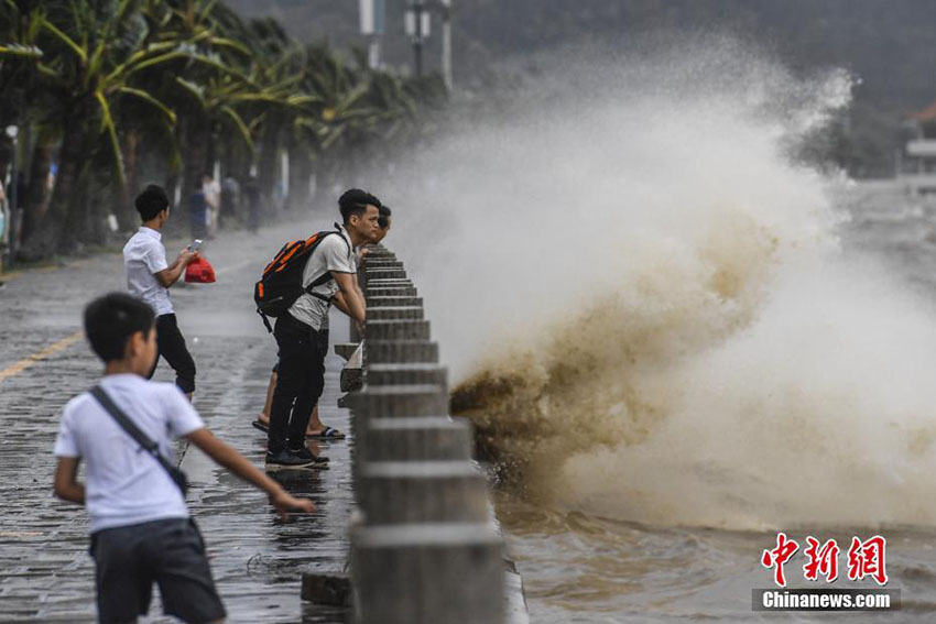Tuf?o mais forte do ano provoca mortos e feridos no sul da China