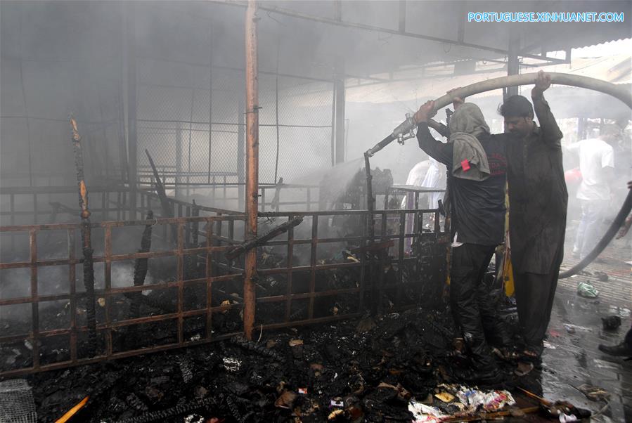 Fogo em mercado destrói centenas de lojas em Islamabad, no Paquist?o