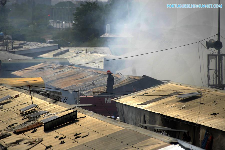 Fogo em mercado destrói centenas de lojas em Islamabad, no Paquist?o