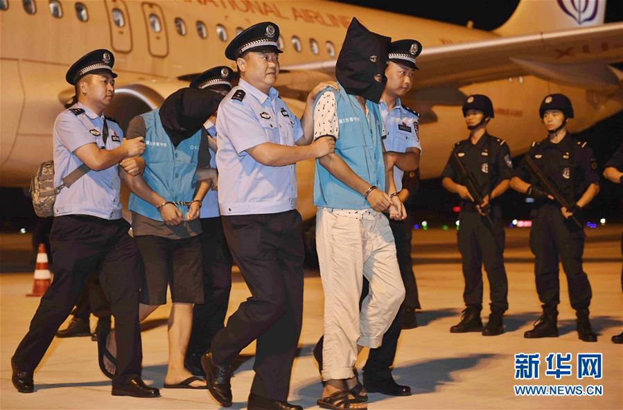 Repatriados do Camboja 122 chineses suspeitos de golpes pelo telefone