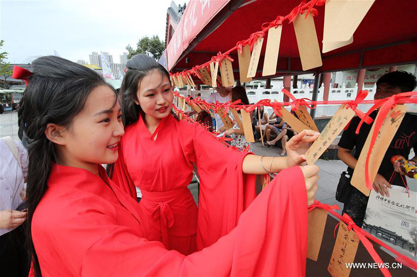 Entusiastas do vestido tradicional da etnia Han celebram Festival Qixi