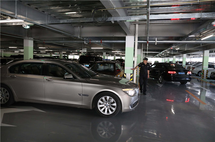 Hospital em Beijing inaugura edifício de estacionamento automóvel com heliporto