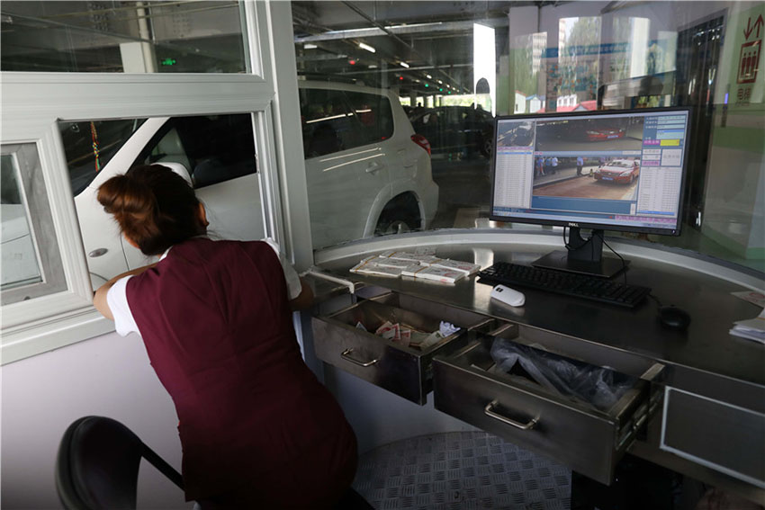 Hospital em Beijing inaugura edifício de estacionamento automóvel com heliporto