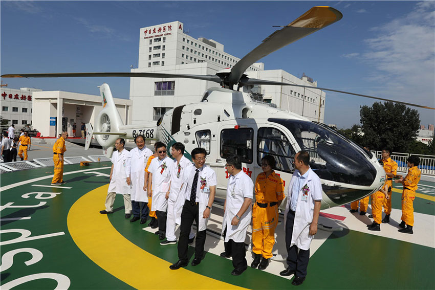 Hospital em Beijing inaugura edifício de estacionamento automóvel com heliporto