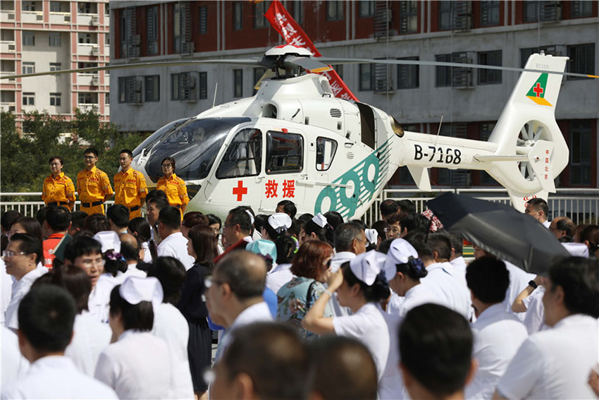 Hospital em Beijing inaugura edifício de estacionamento automóvel com heliporto