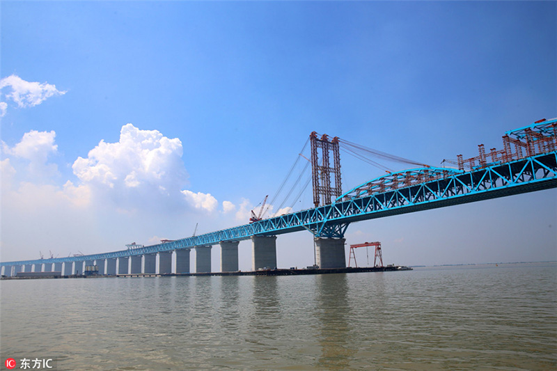 Panorama aéreo da constru??o da Ponte Hutong sobre o Rio Yangtzé