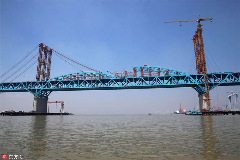 Panorama aéreo da constru??o da Ponte Hutong sobre o Rio Yangtzé