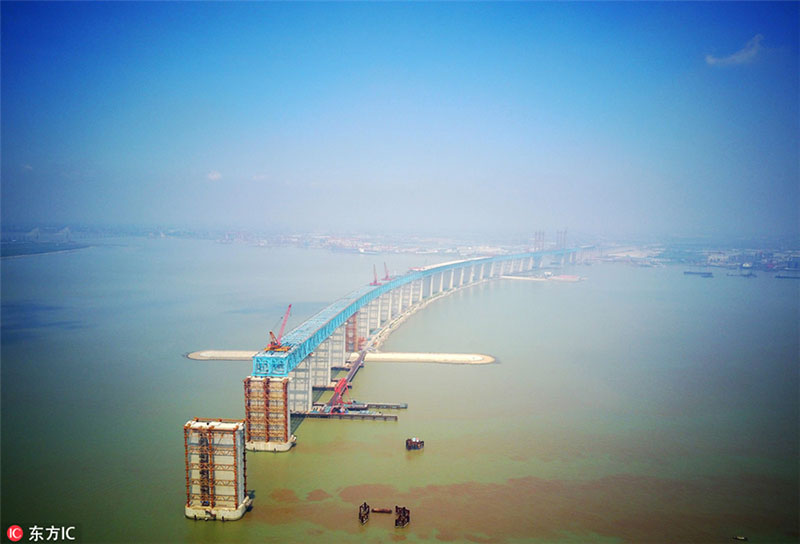 Panorama aéreo da constru??o da Ponte Hutong sobre o Rio Yangtzé
