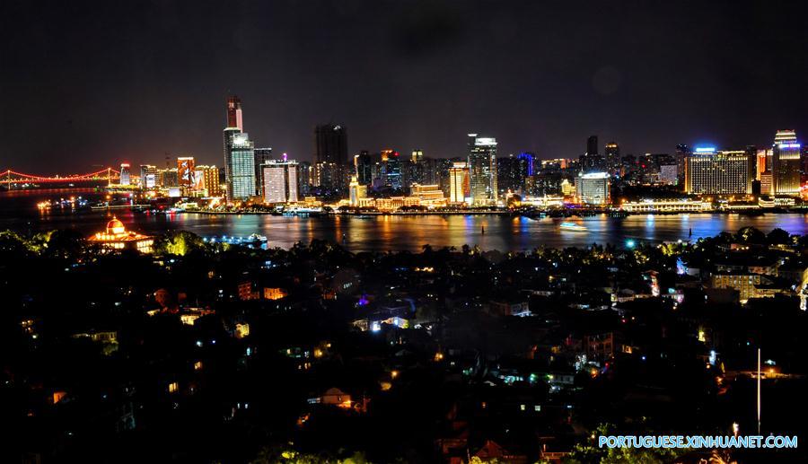 Vista noturna de Xiamen, cidade que sediará a 9a Cúpula do BRICS