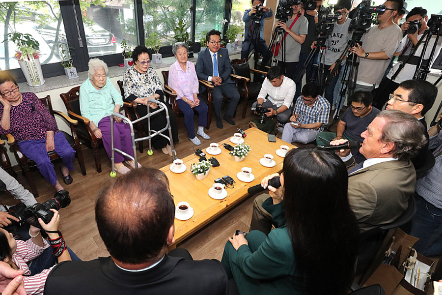 Ex-chanceler da Alemanha visita “mulheres de conforto”,deixando aviso ao Jap?o