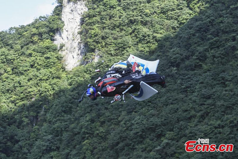 Brasileiro vence Campeonato Mundial de Wingsuit na Montanha Tianmen