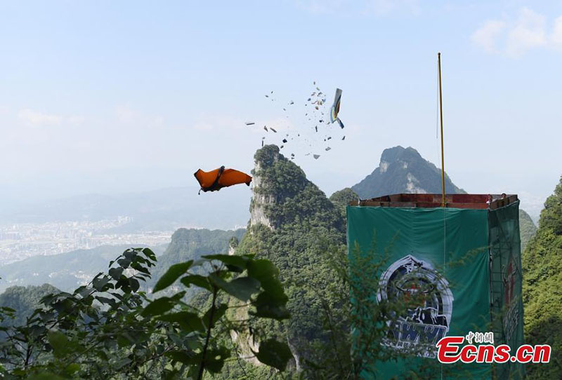 Brasileiro vence Campeonato Mundial de Wingsuit na Montanha Tianmen