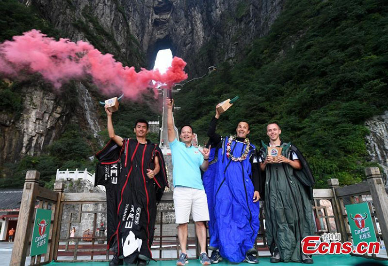 Brasileiro vence Campeonato Mundial de Wingsuit na Montanha Tianmen