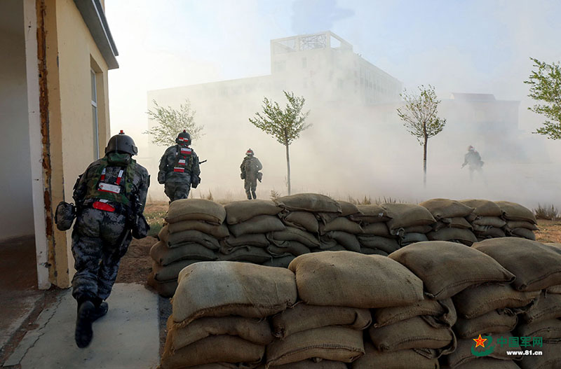 Exército chinês realiza manobra de grande escala na Mongólia Interior