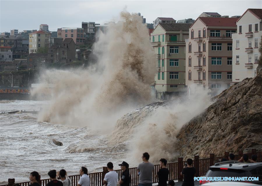 Tuf?o Talim traz ondas gigantes à província de Zhejiang