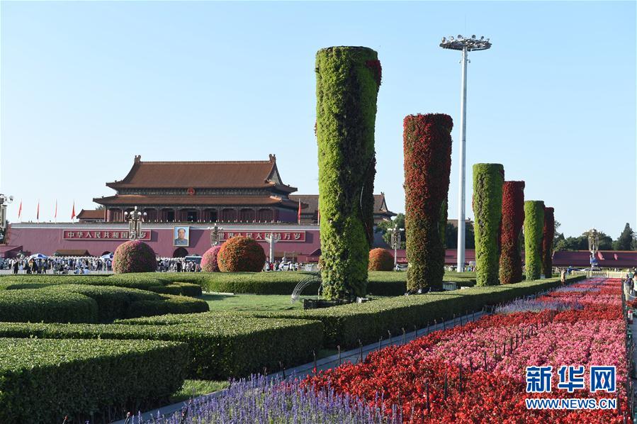 Pra?a Tian'anmen decorada para receber comemora??es do Dia Nacional