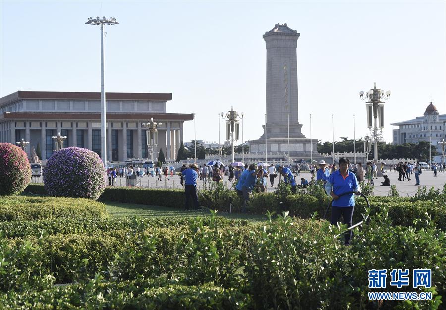 Pra?a Tian'anmen decorada para receber comemora??es do Dia Nacional