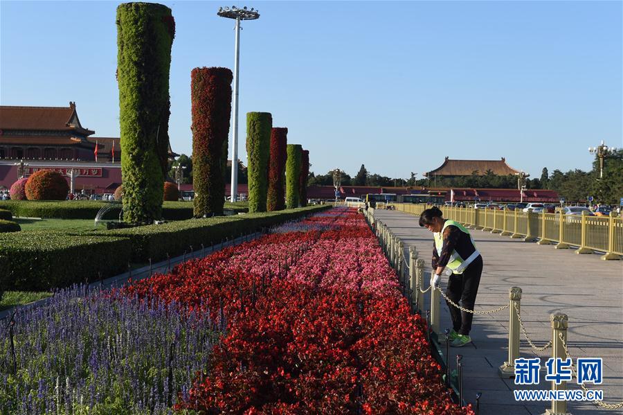 Pra?a Tian'anmen decorada para receber comemora??es do Dia Nacional