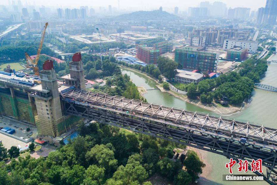 Ponte sobre rio Yangtze inicia período de manuten??o