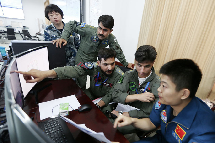China e Paquist?o realizam exercício aéreo conjunto