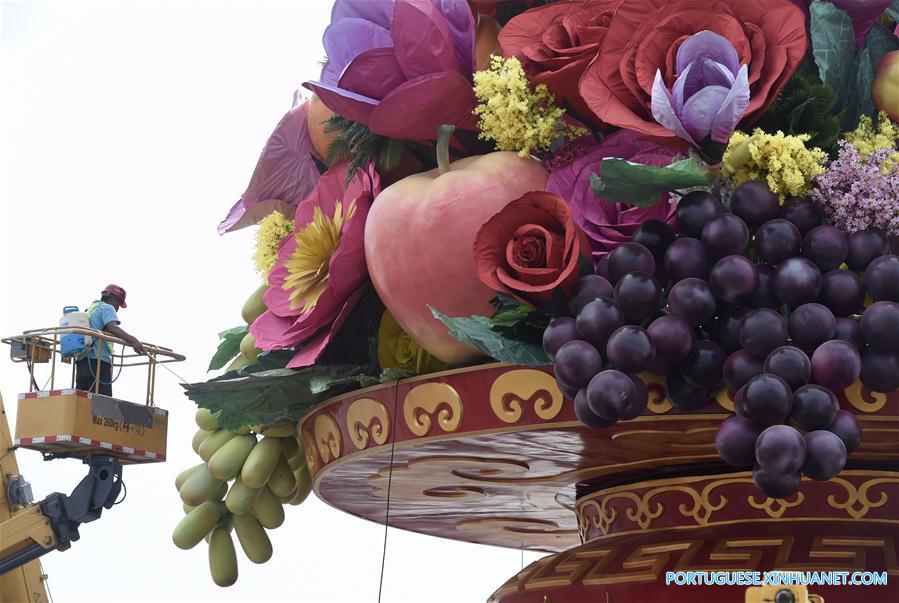 Trabalhadores instalam grande canteiro de flores na Pra?a Tiananmen em Beijing