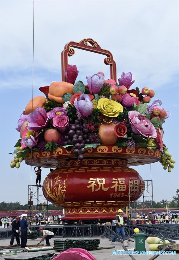 Trabalhadores instalam grande canteiro de flores na Pra?a Tiananmen em Beijing