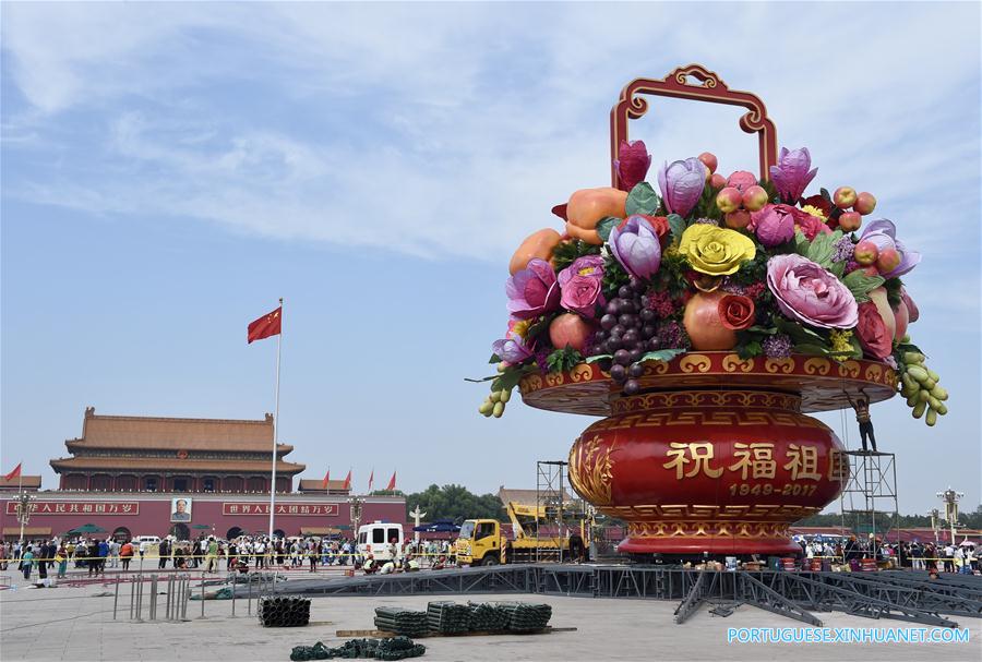 Trabalhadores instalam grande canteiro de flores na Pra?a Tiananmen em Beijing