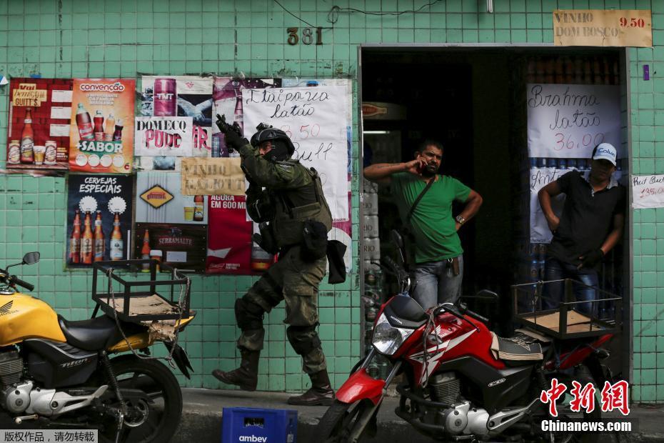 Brasil continua repress?o às drogas na maior favela do Rio