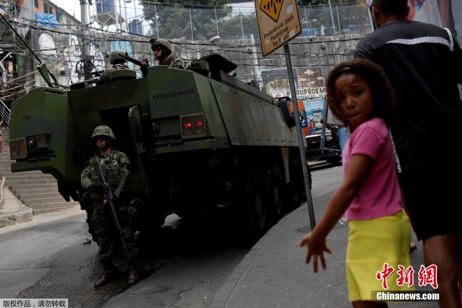 Brasil continua repress?o às drogas na maior favela do Rio