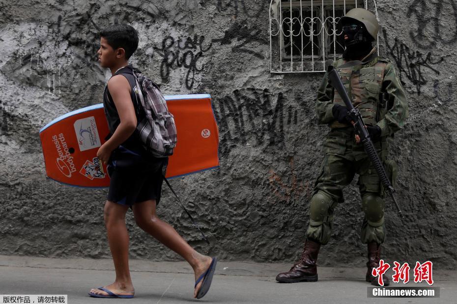 Brasil continua repress?o às drogas na maior favela do Rio