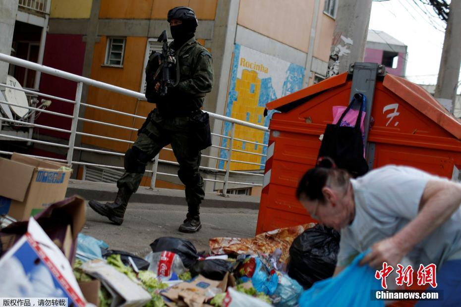 Brasil continua repress?o às drogas na maior favela do Rio