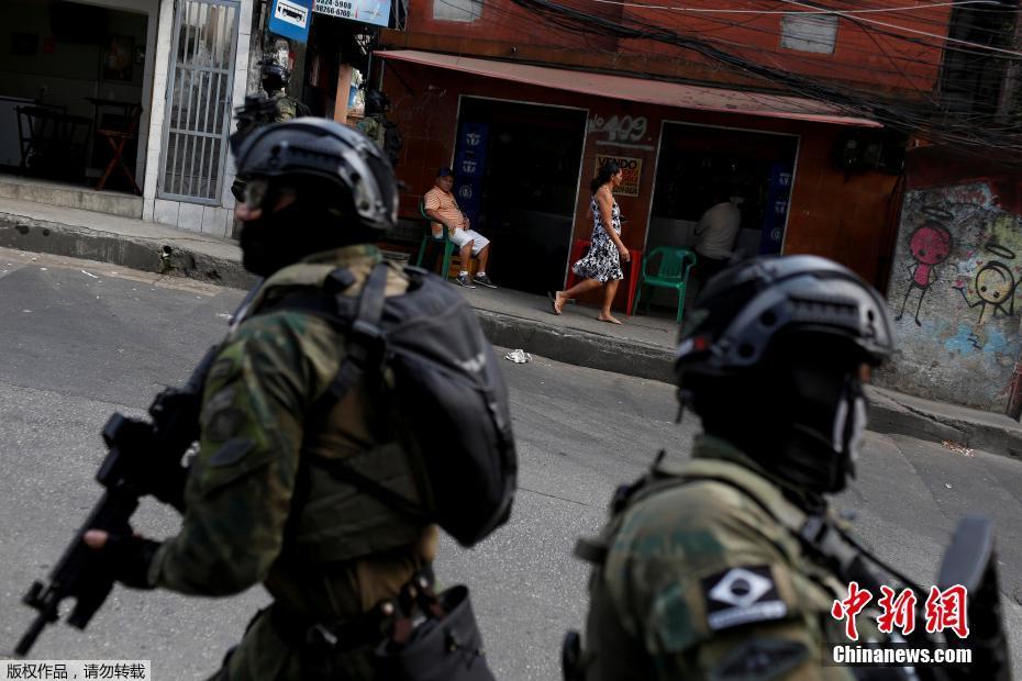 Brasil continua repress?o às drogas na maior favela do Rio