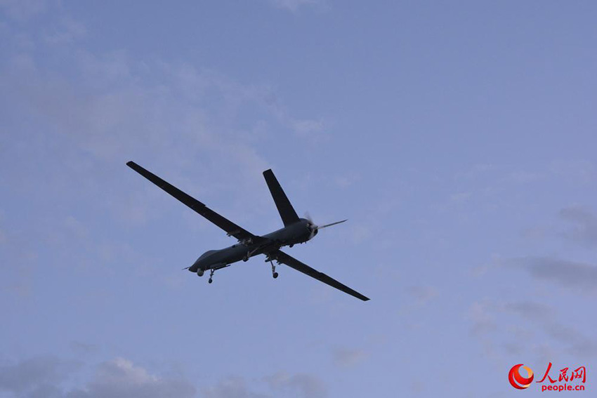 Drone chinês “Arco-íris 5” realiza exercício com fogo